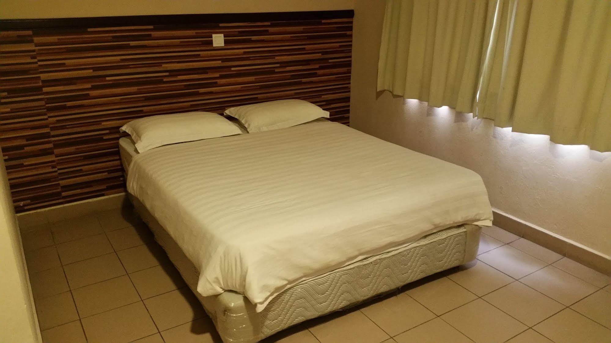Hotel Iskandar Kota Kinabalu Zewnętrze zdjęcie