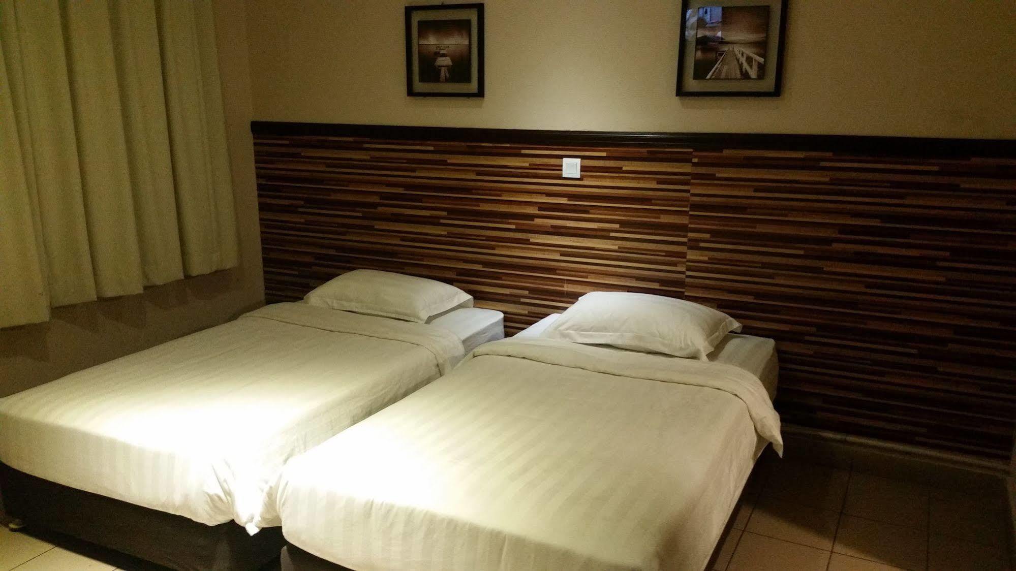 Hotel Iskandar Kota Kinabalu Zewnętrze zdjęcie